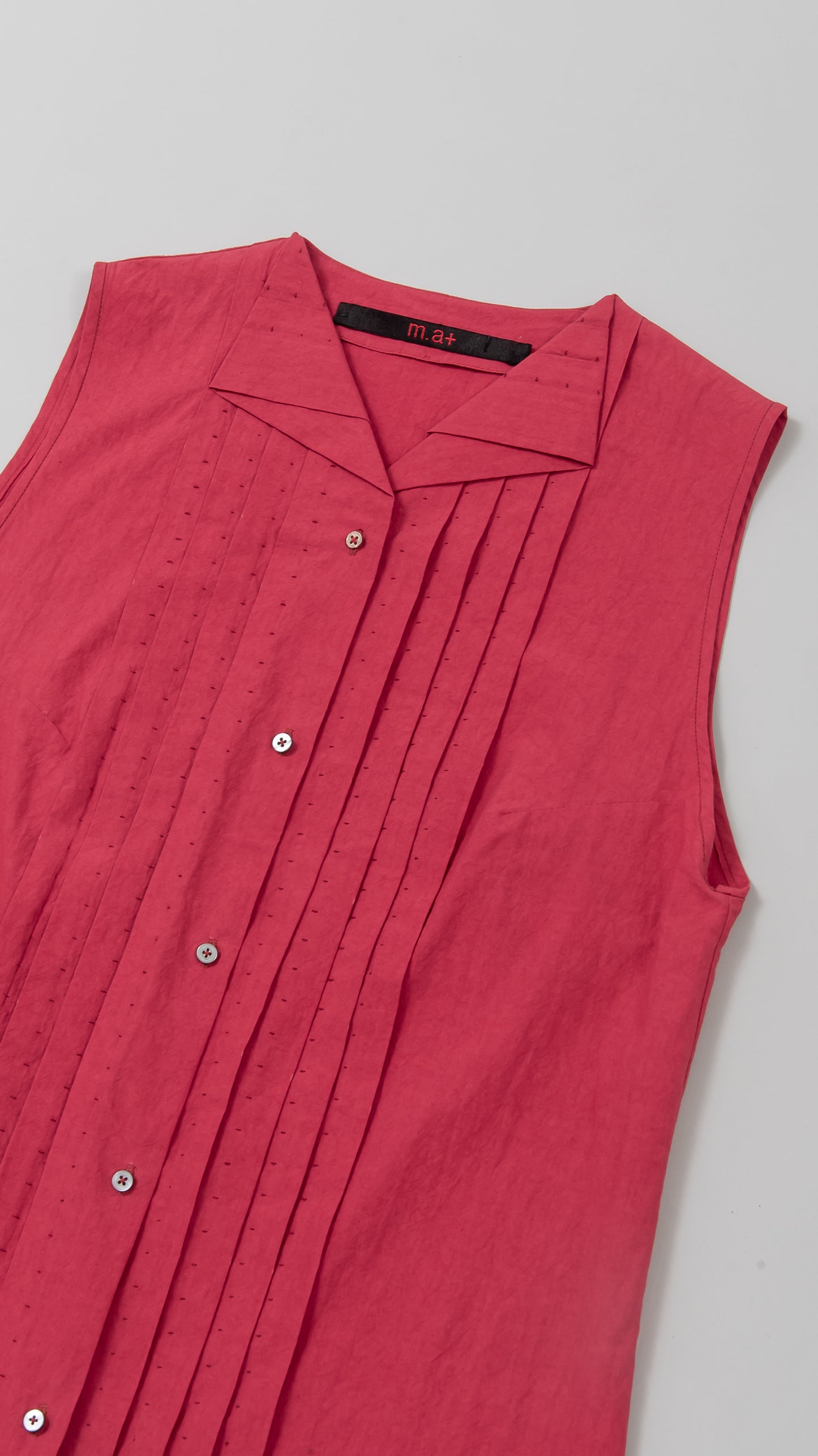 wo. front pleated sleevless long fitted