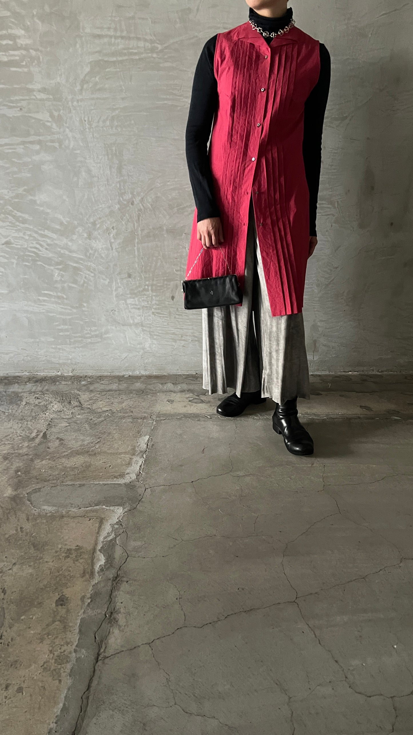 wo. front pleated sleevless long fitted