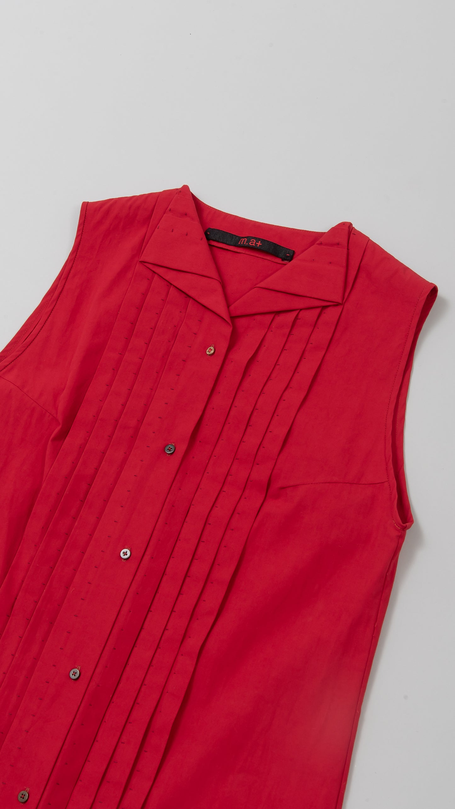 wo. front pleated sleevless long fitted