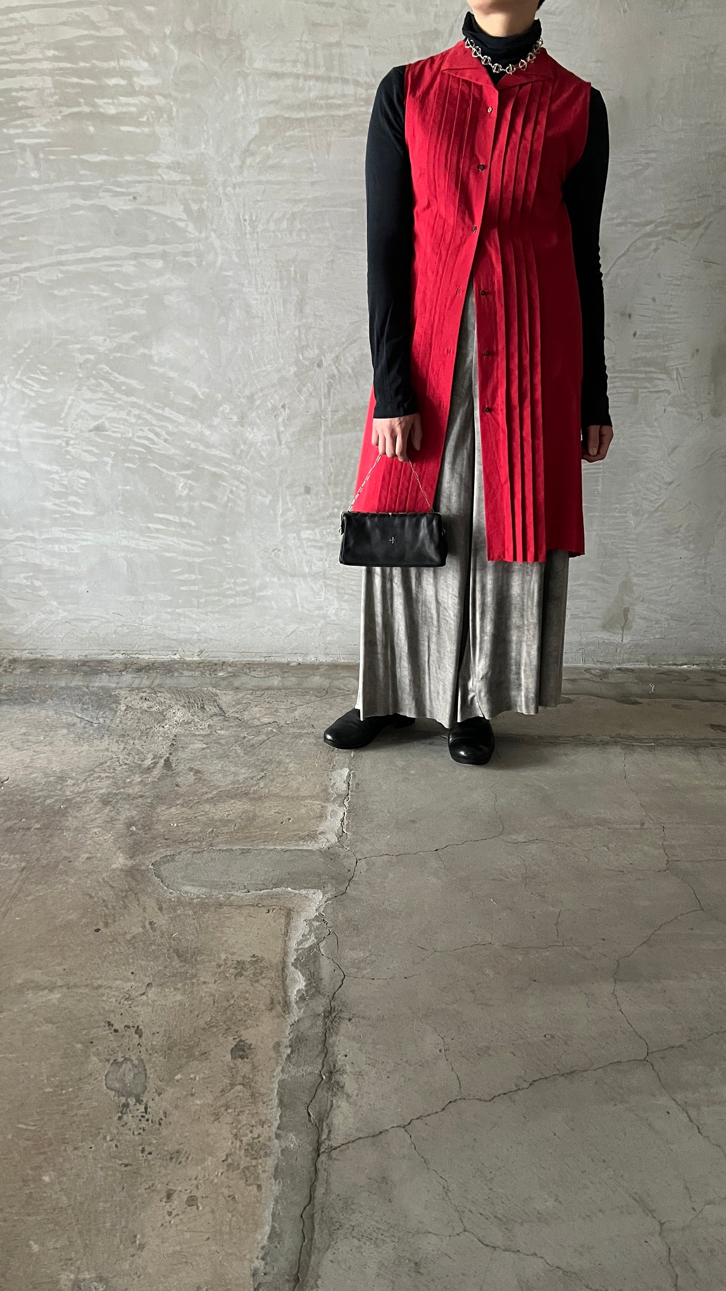 wo. front pleated sleevless long fitted