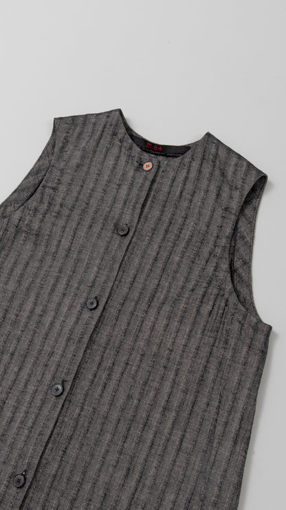 NO  COLLAR WIDE SLEEVELESS  SHIRT