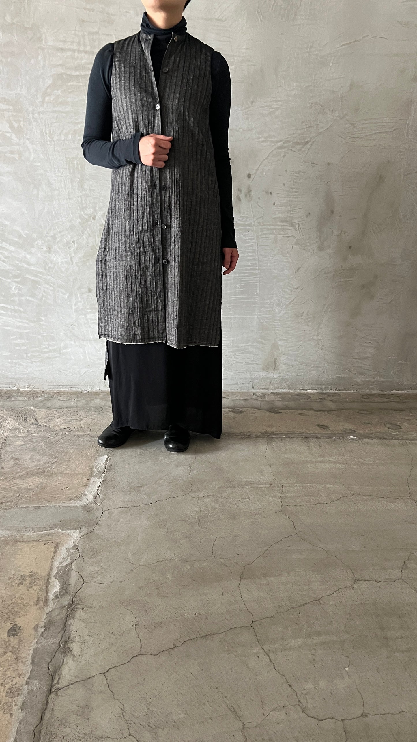 NO  COLLAR WIDE SLEEVELESS  SHIRT