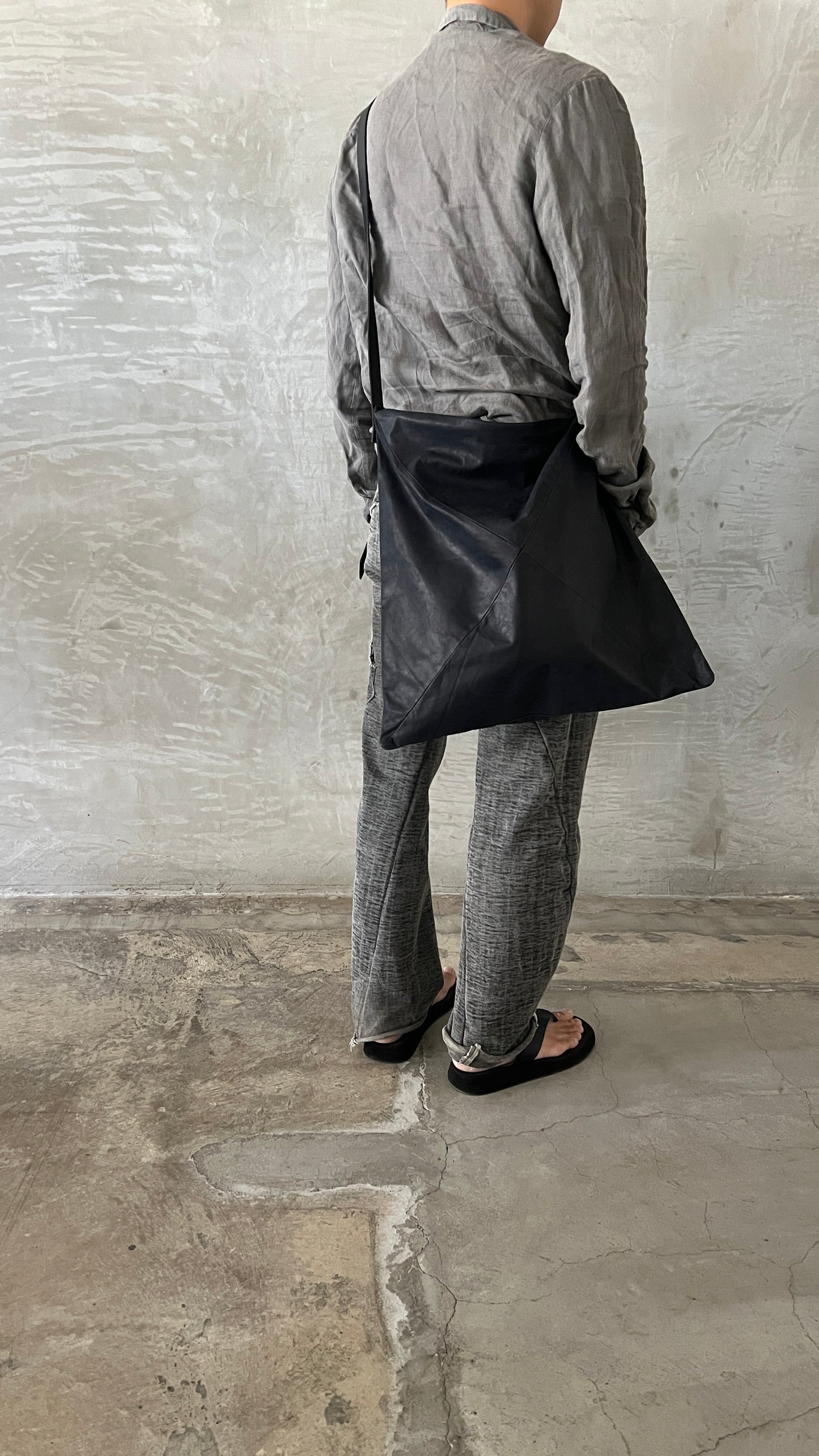 medium pressed evenlope messenger