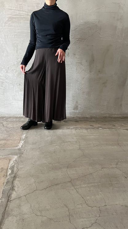 wo. elastic waist flowing legs wide