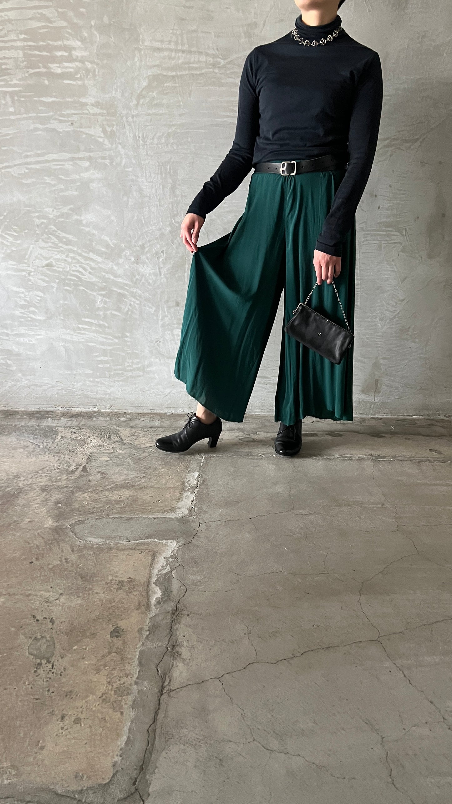 wo. elastic waist flowing legs wide