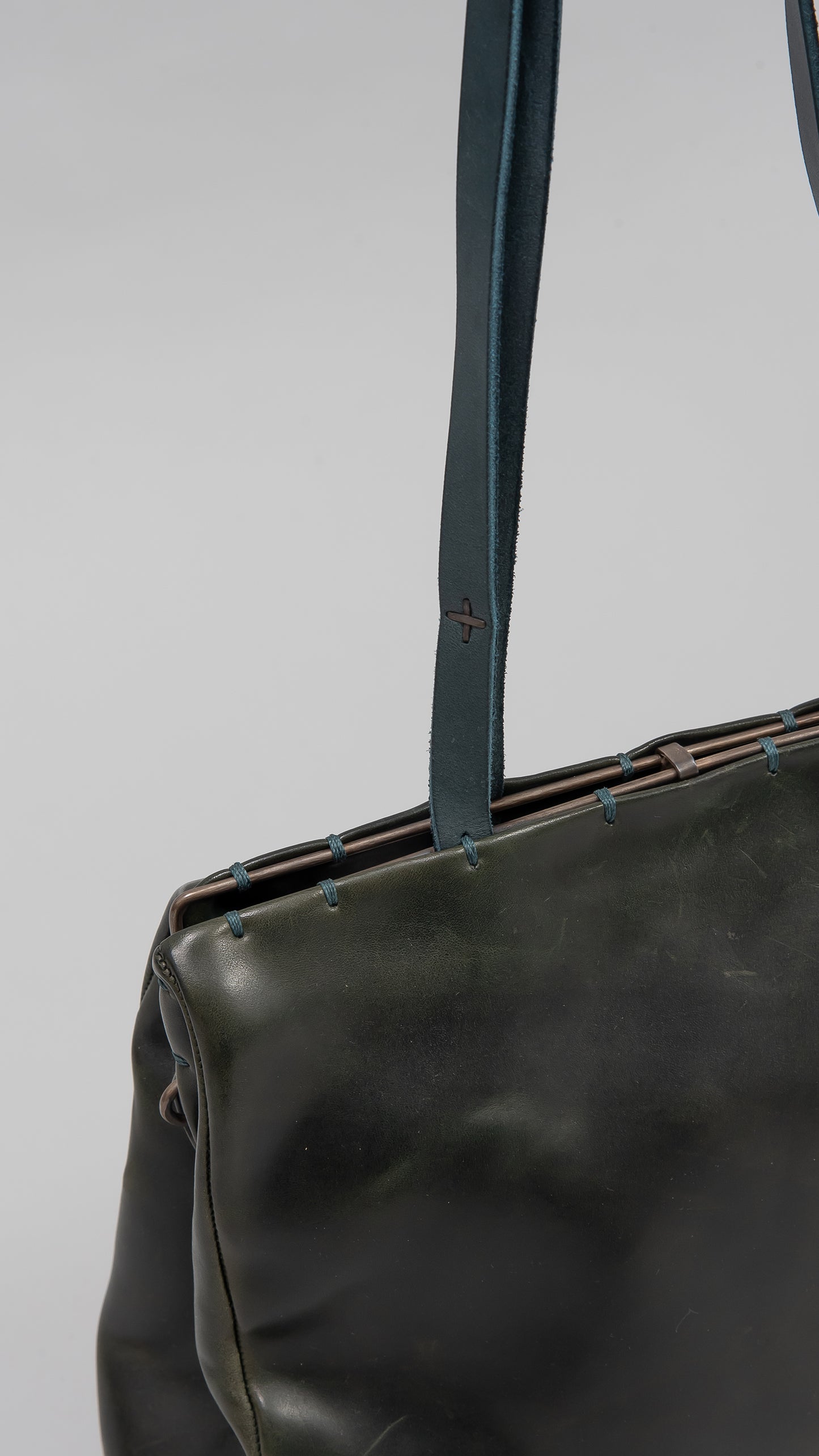 silver rim flat shoulder bag