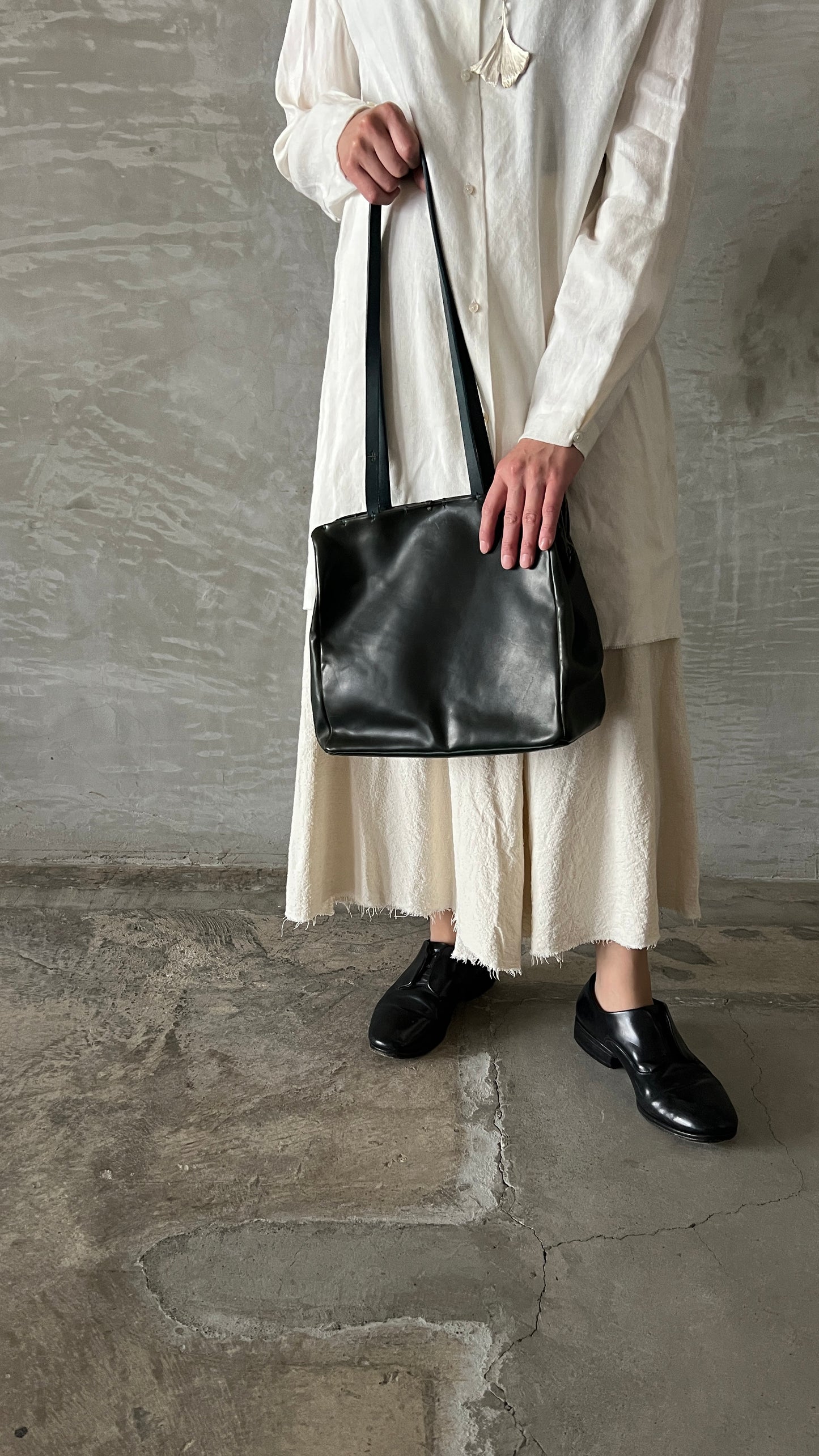 silver rim flat shoulder bag