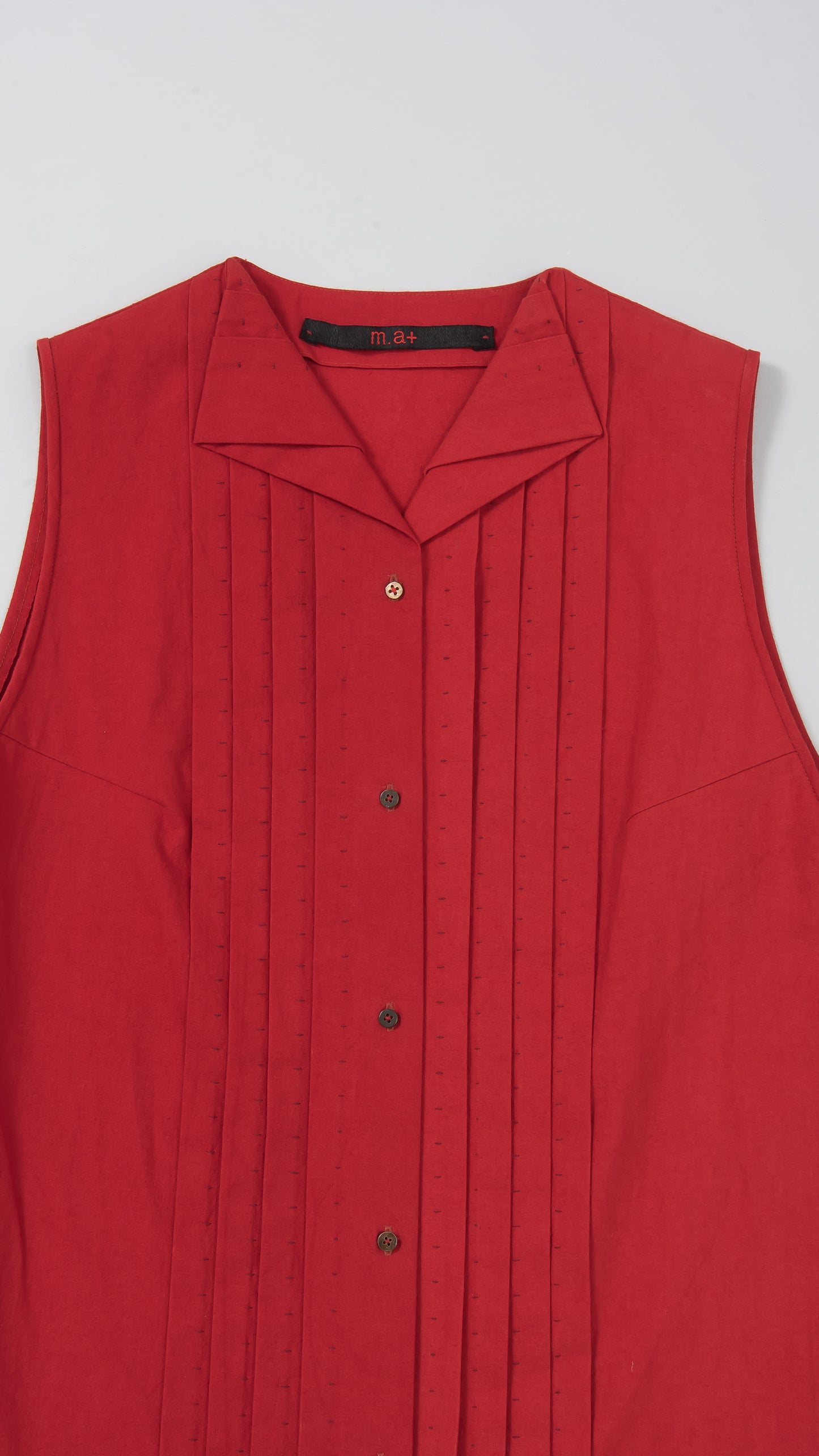 wo. front pleated sleevless long fitted