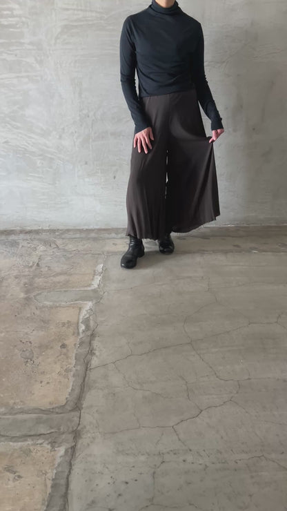 wo. elastic waist flowing legs wide