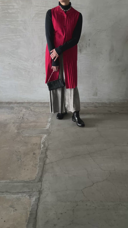 wo. front pleated sleevless long fitted