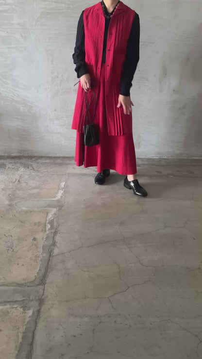 wo. front pleated sleevless long fitted