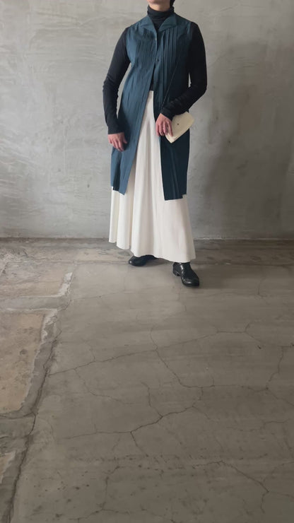 wo. front pleated sleevless long fitted