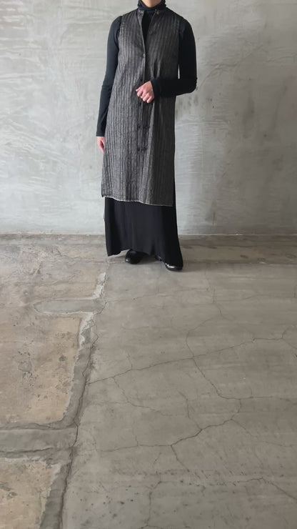 NO  COLLAR WIDE SLEEVELESS  SHIRT